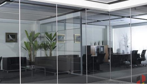 Why is the price of each glass partition manufacturer different?